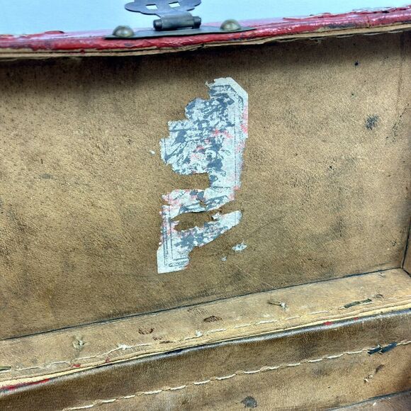 Antique 19th Century Handmade Leather Red Chinese Box Lacquered gold gilt symbol - Picture 9 of 16